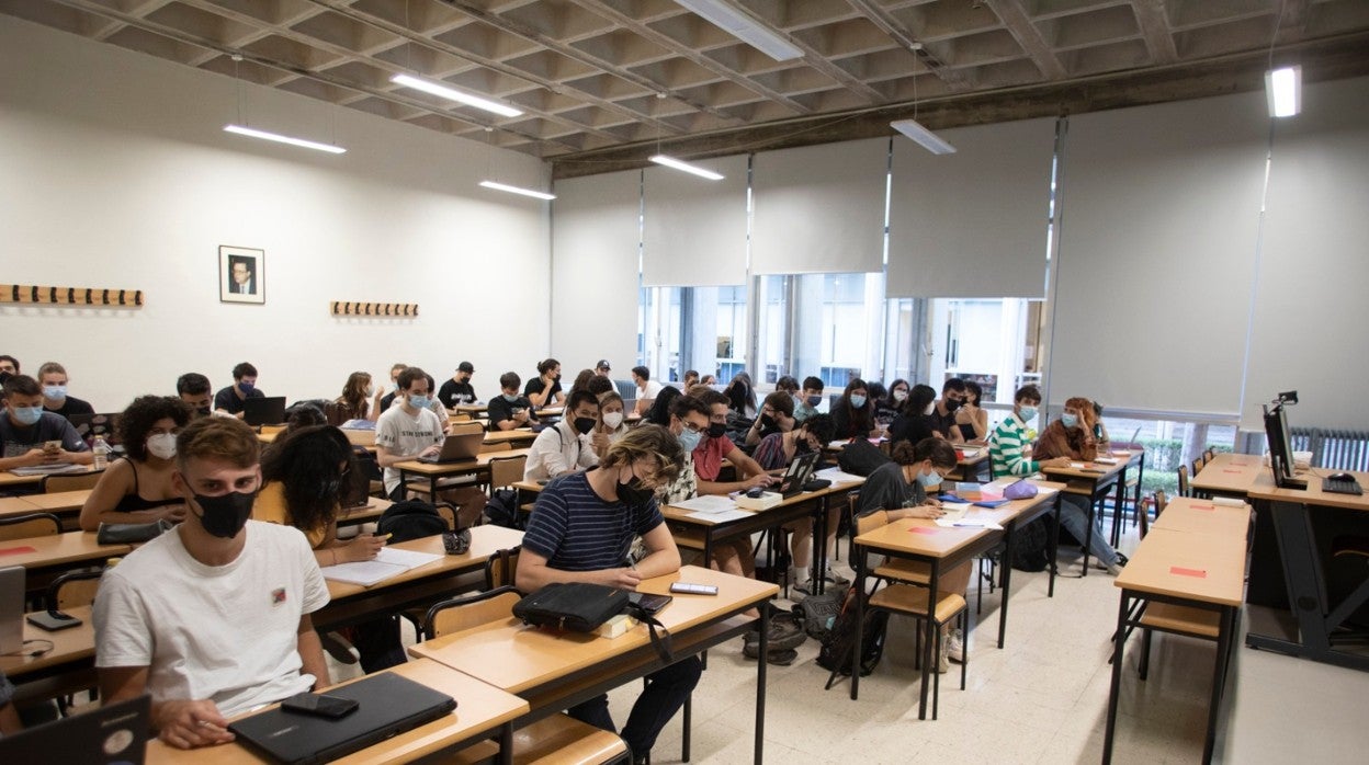 Estudiantes de la Universidad de Granada durante un examen de este curso