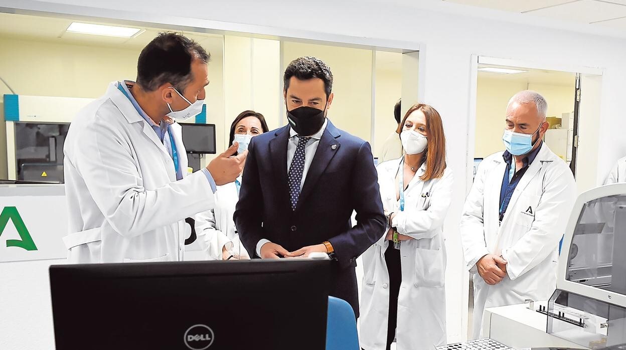 El presidente de la Junta, Juanma Moreno, este lunes en un centro hospitalario de Málaga