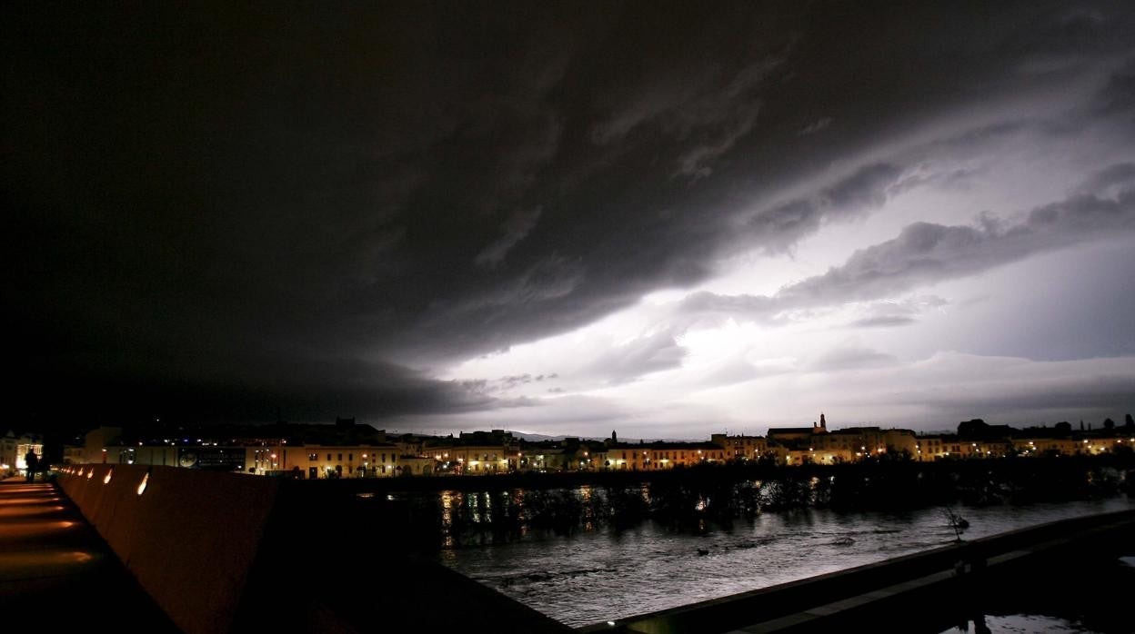 El casco antiguo de la ciudad, fotografiado desde el otro lado del río en un día de lluvia