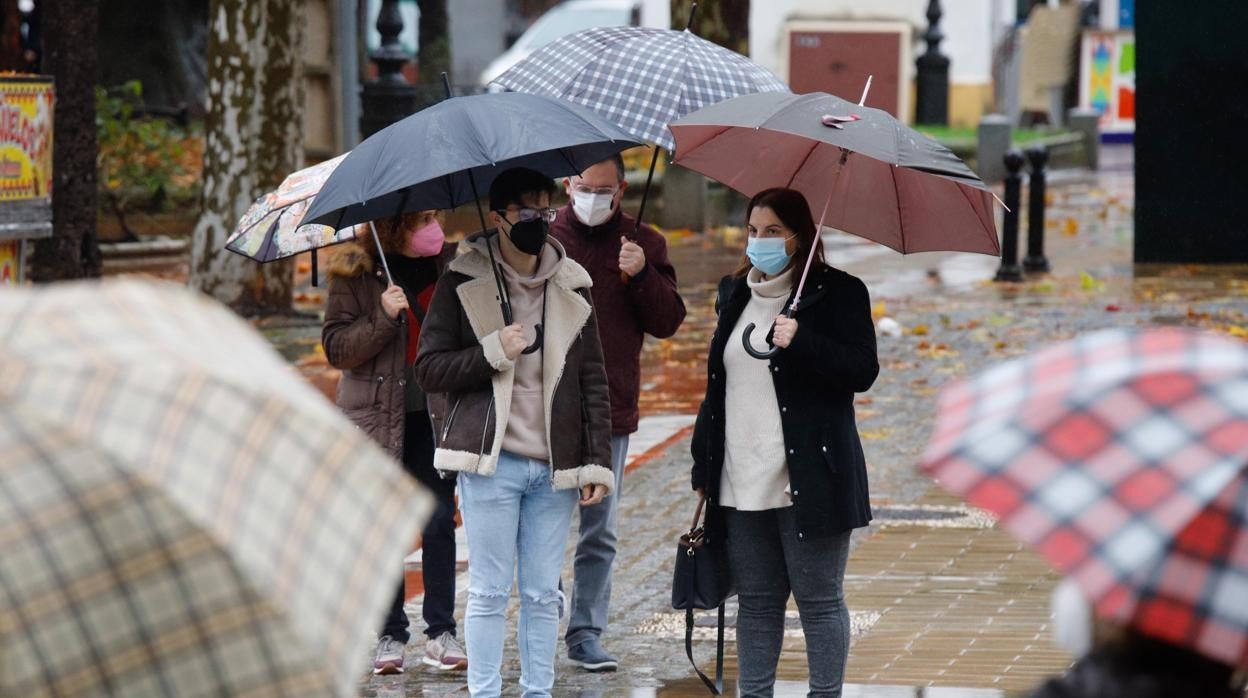 Varios cordobeses con mascarilla este martes por las calles del Centro