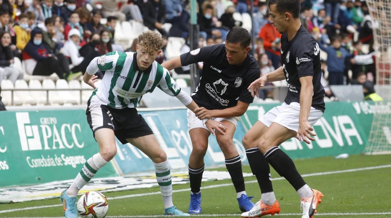 Simo, en una disputa del Córdoba ante el Tamaraceite