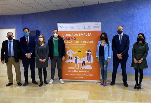 Foto de familia durante la presentación de la I Jornada Emplea-Turismo, que tendrá lugar en Málaga el próximo 29 de marzo