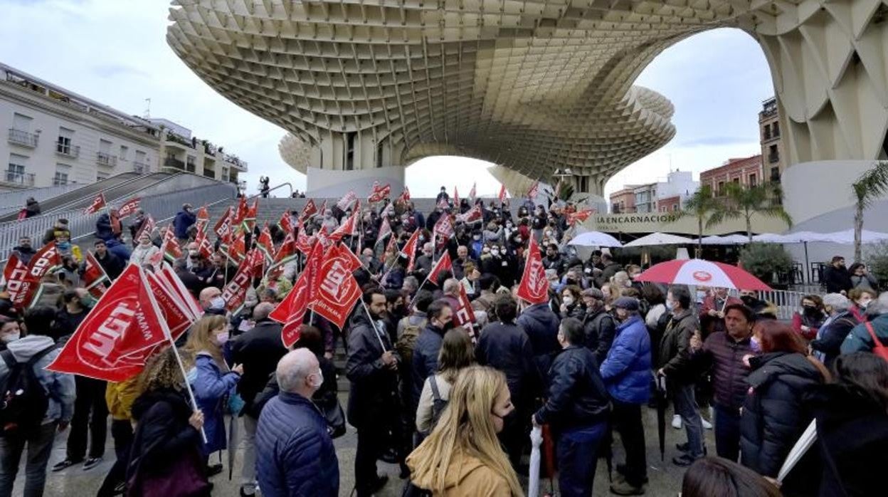 Imagen de los manifestantes en Sevilla que se concentraron en las escaleras de Las Setas