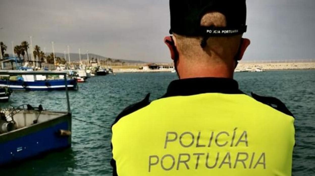 Perceptivo Alrededores vagón Se buscan administrativos, portuarios, especialistas y policías para los  puertos de Andalucía