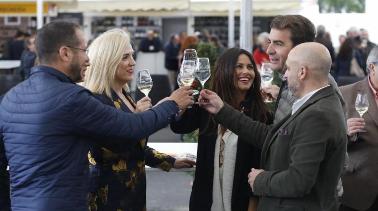 Un brindis durante la Cata del Vino de Montilla-Moriles de 2019