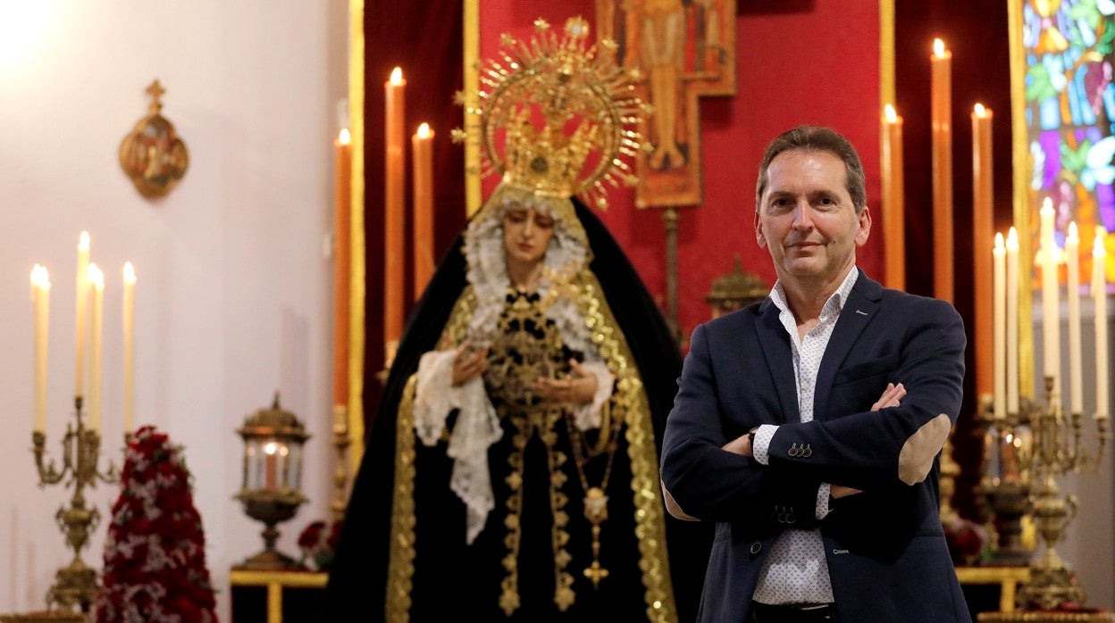 Rafael Fernández, con su Virgen de la Soledad, en la parroquia de Guadalupe