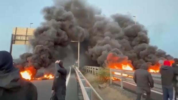 Estallido de los pescadores de Ayamonte en Huelva: cortan con barricadas y quemas el puente a Portugal