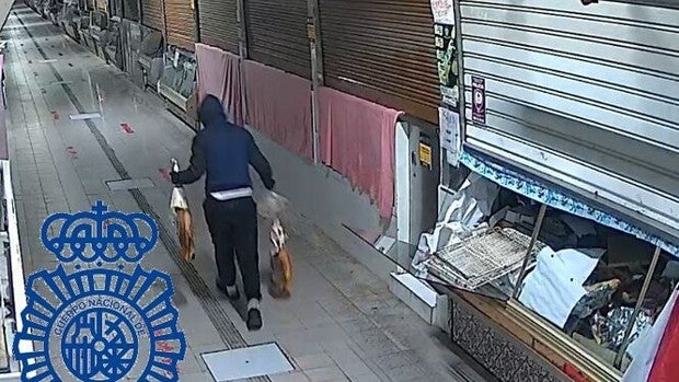 Pillado in fraganti mientras robaba en un mercado de Málaga tras salir de los calabozos por otro robo en el mismo lugar