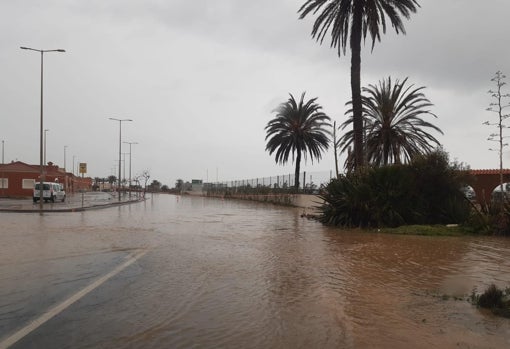 Las intensas precipitaciones han dejado anegadas carreteras en Almería.