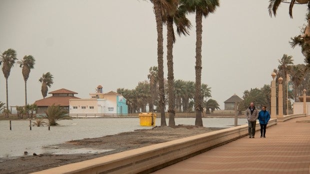 Aviso naranja este domingo en Cádiz y amarillo en Almería, Granada y Málaga por fuerte oleaje