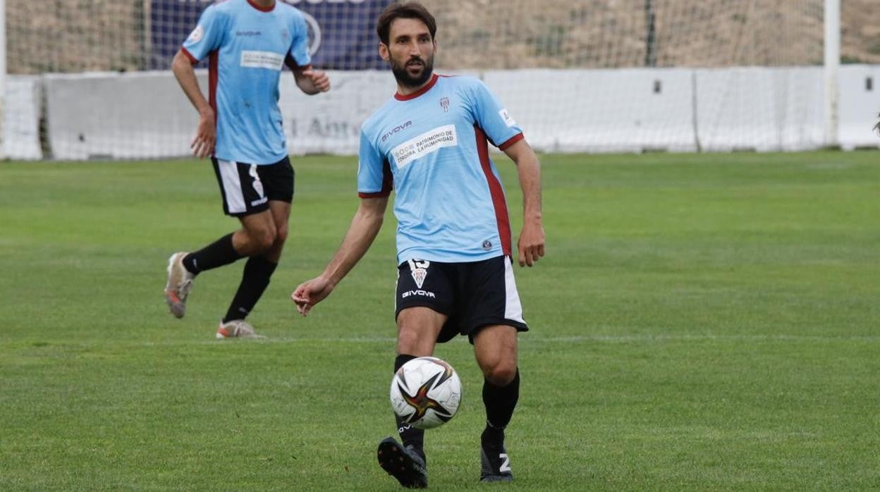 Álex Bernal conduce el balón durante un partido