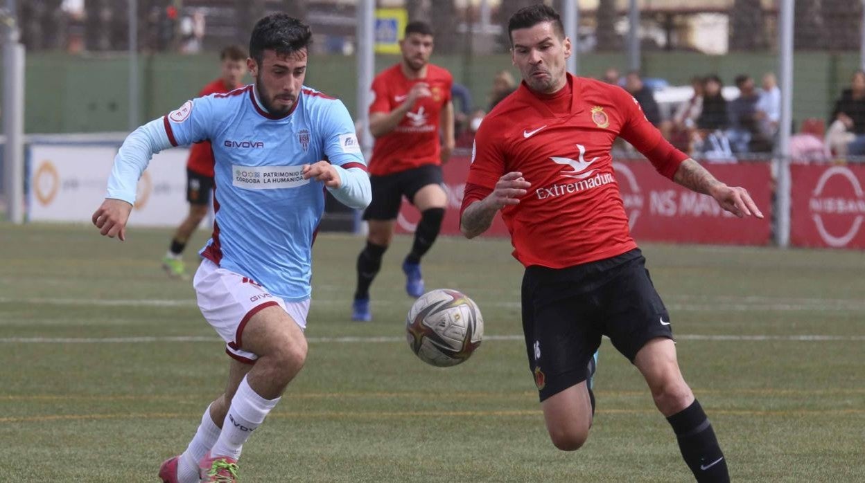 Carlos Puga conduce el balón en el Emilio Macarro