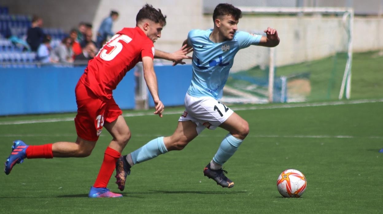 Rubén Navas, del Ciudad de Lucena, deja atrás a un jugador del Sevilla C