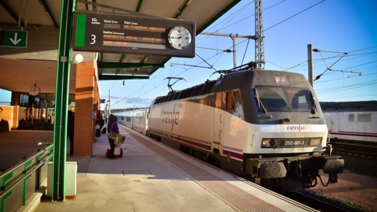 Tren en la estación de Los Pedroches