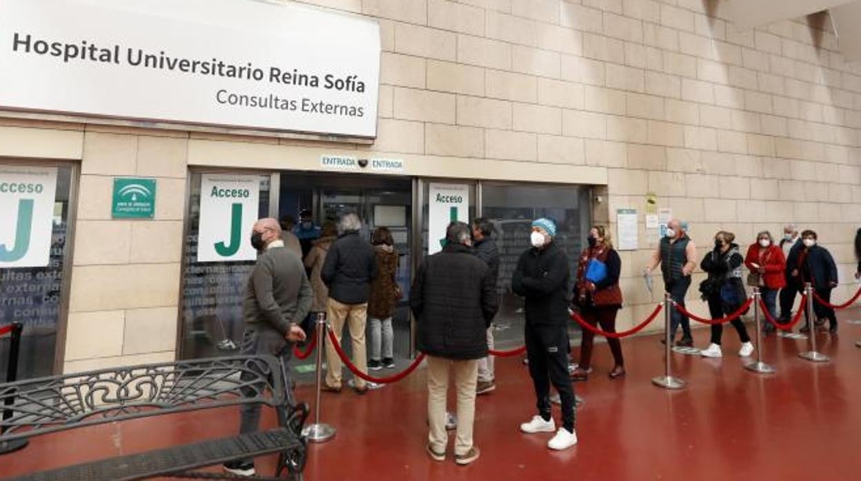 Acceso a las consultas externas del Hospital Reina Sofía de Córdoba