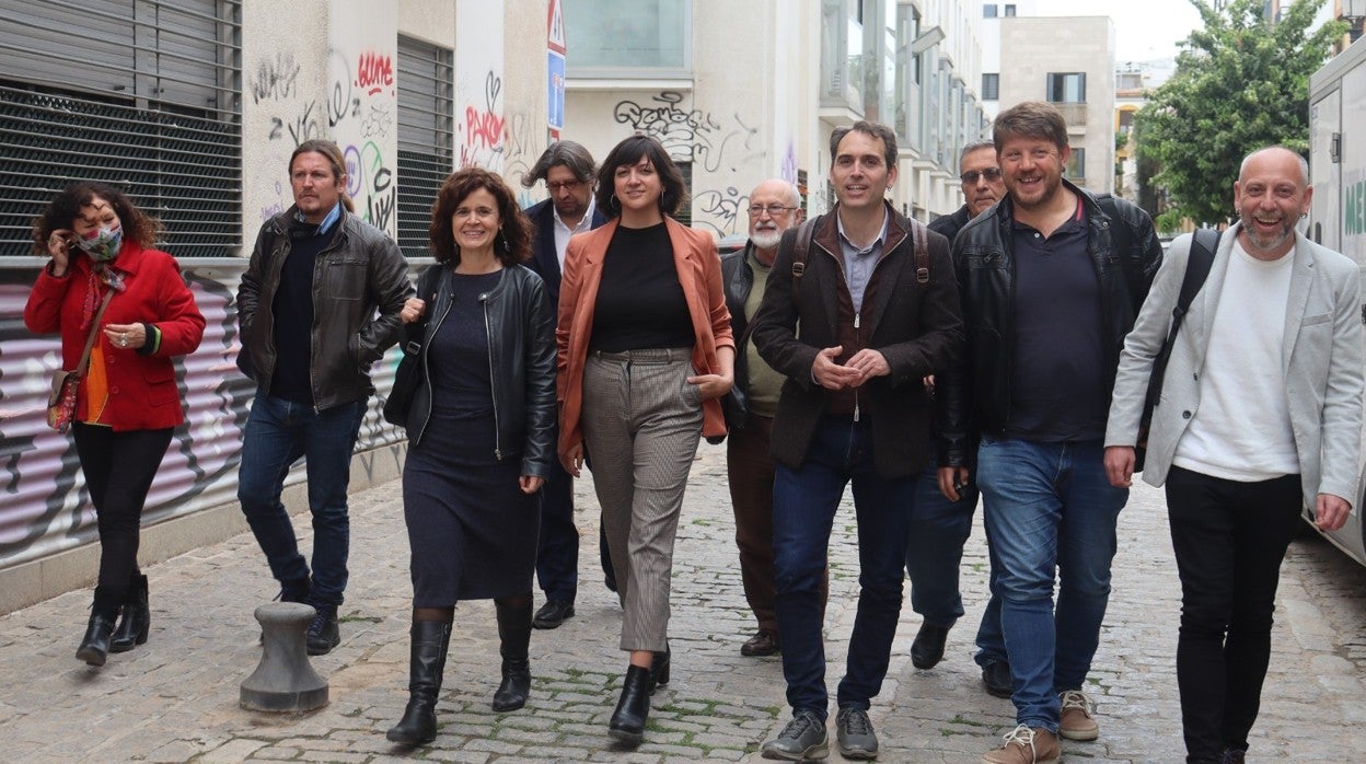 Imagen de los representantes de los grupos de la izquierda que se han reunido este lunes en Sevilla: De izquierda a derecha Pilar Távora, Tasio Oliver (Más País Andalucía), Esperanza Gómez (Más País Andalucía), Mar González (Equo), Toni Valero (IU Andalucía) Nico Sguiglia (Podemos Andalucía) y Ernesto Alba (IU). En segunda fila, Francisco Sierra, Sebastián Martín Recio y José Antonio Jiménez (Iniciativa del Pueblo Andaluz)