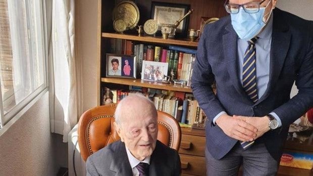 El Colegio de Médicos de Granada homenajea al médico más longevo de España, con 108 años