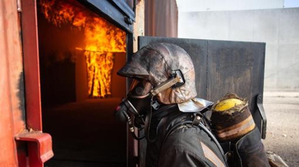 Un bombero, durante un incendio, en una imagen de archivo