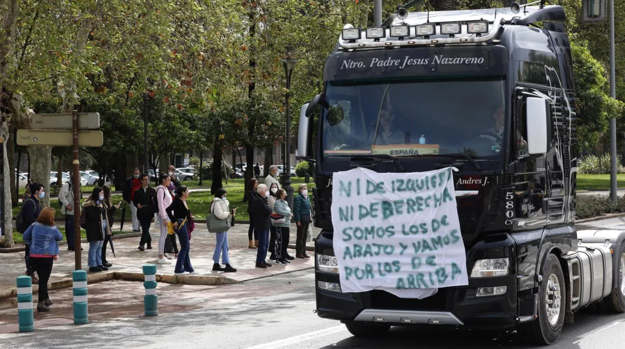 Un camión, circulando la pasa seman por Córdoba durante la protesta de la Plataforma del Transporte