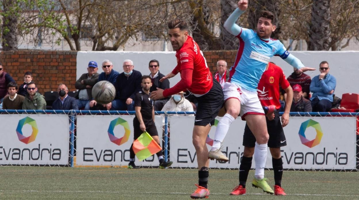 El capitán del Córdoba, Javi Flores, en una acción del partido ante el Montijo