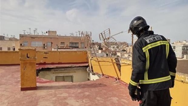 Desalojado en Almería un edificio de 16 viviendas tras el desplome parcial de uno de los pisos