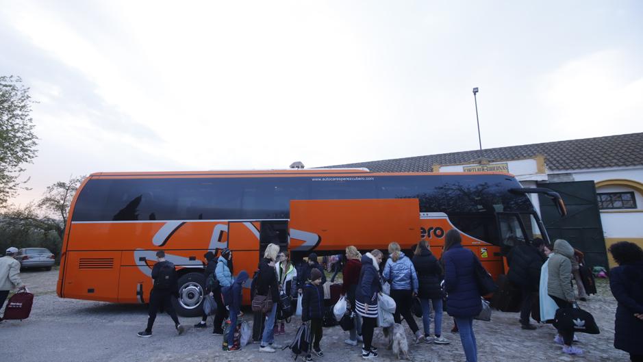 (Video) Agricultores cordobeses traen a 50 refugiados ucranianos: «Hemos hecho lo correcto: echar una mano»