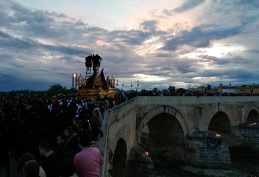 El Descendimiento avanza por el Puente Romano