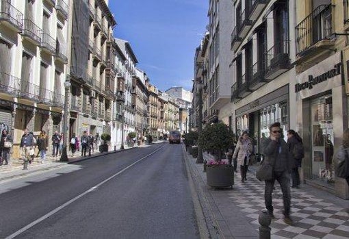 Calle Reyes Católicos en Granada, por donde cruza por abajo el río Darro