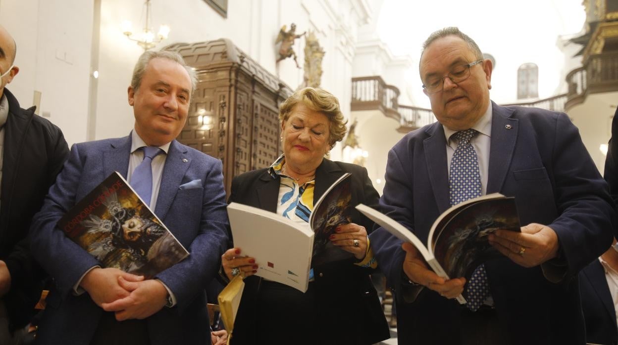 Rafael Roldán, Olga Caballero y Juan González, con ejemplares de la revista