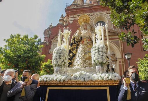 La Virgen de la Estrella de Triana, con cera rizada en un traslado