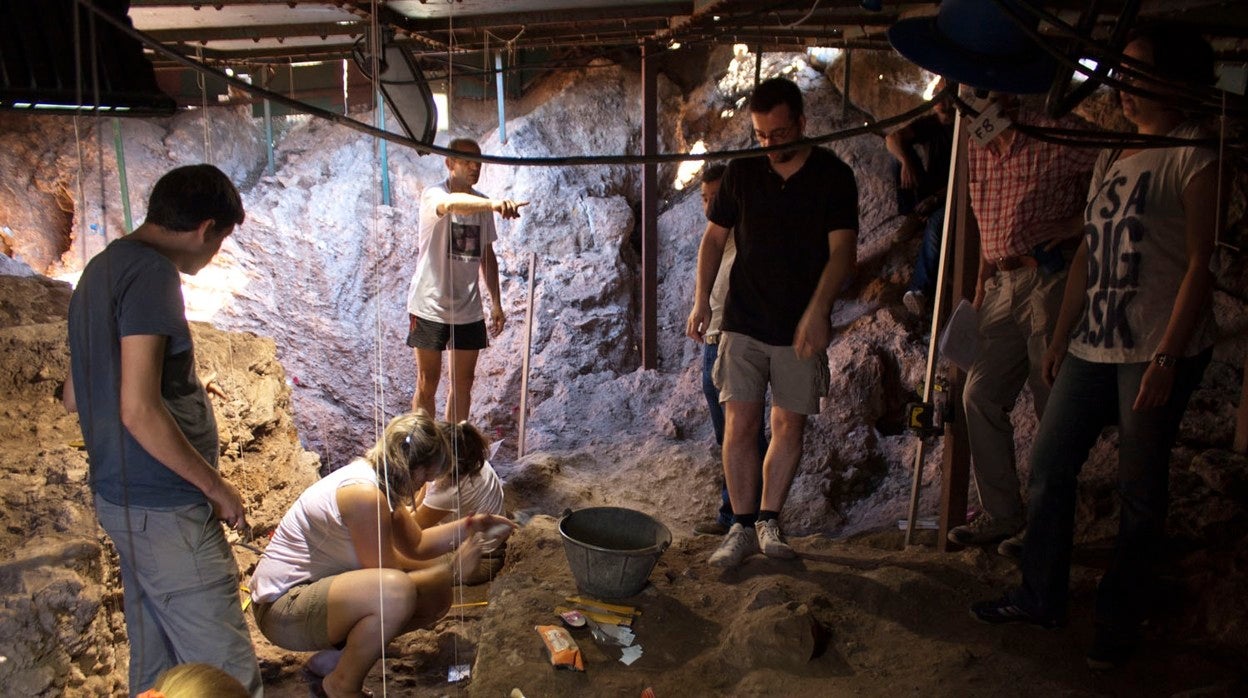 Trabajos en la Cueva del Ángel de Lucena