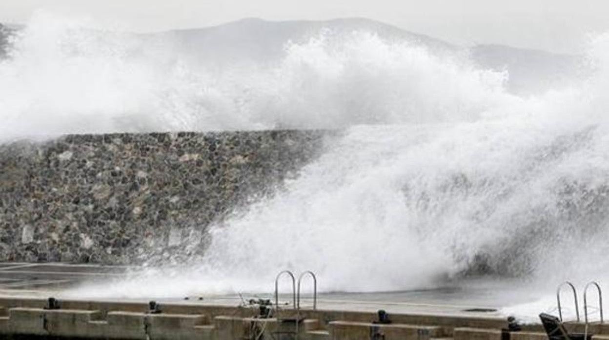 Fuerte oleaje en la costa granadina