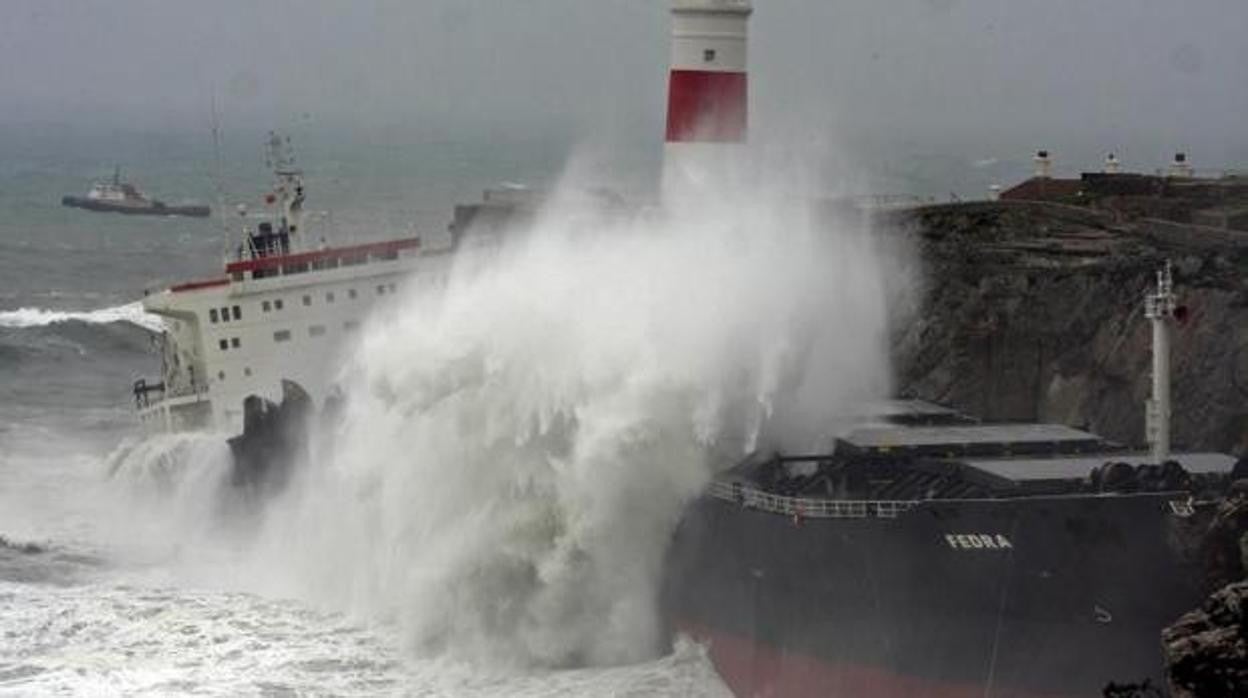 Olas provocadas por un fuerte temporal en la Bahía de Algeciras, en una imagen de archivo