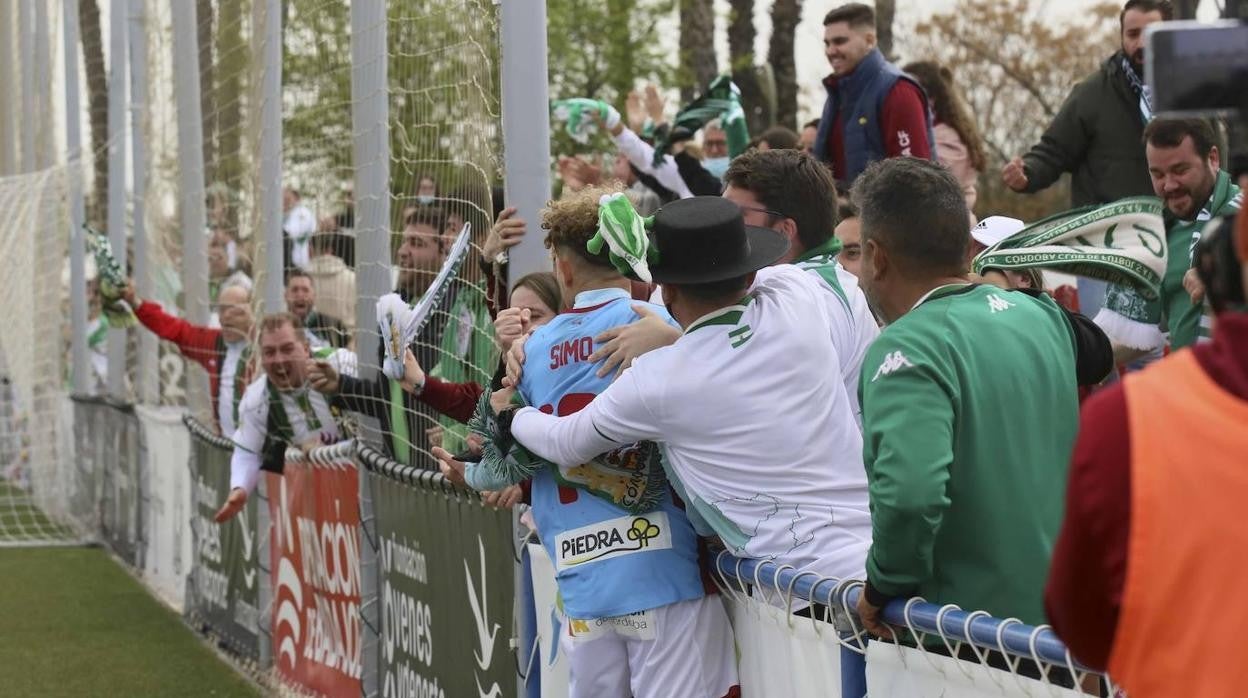 Simo junto a la afición blanquiverde en Montijo