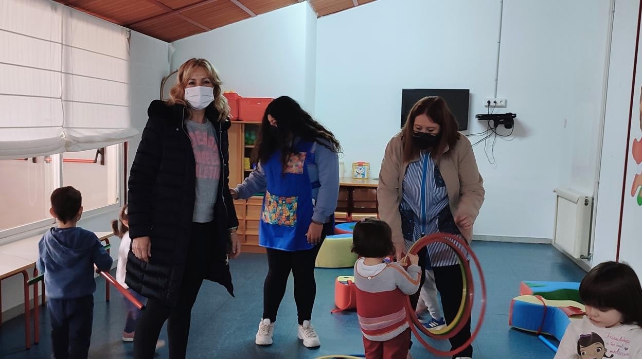 La delegada de Educación, a la izquierda, en su visita a la Escuela Infantil San Rafael