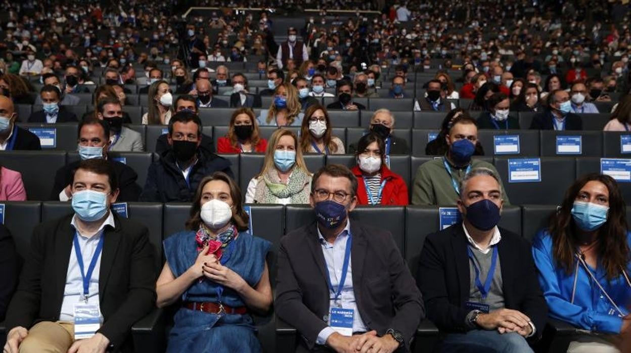 Elías Bendodo y Loles López a la derecha de Núñez Feijóo en el plenario del congreso del PP