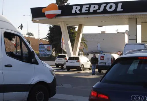 Gasolinera de Repsol en Chinales a primera hora de la mañana del viernes