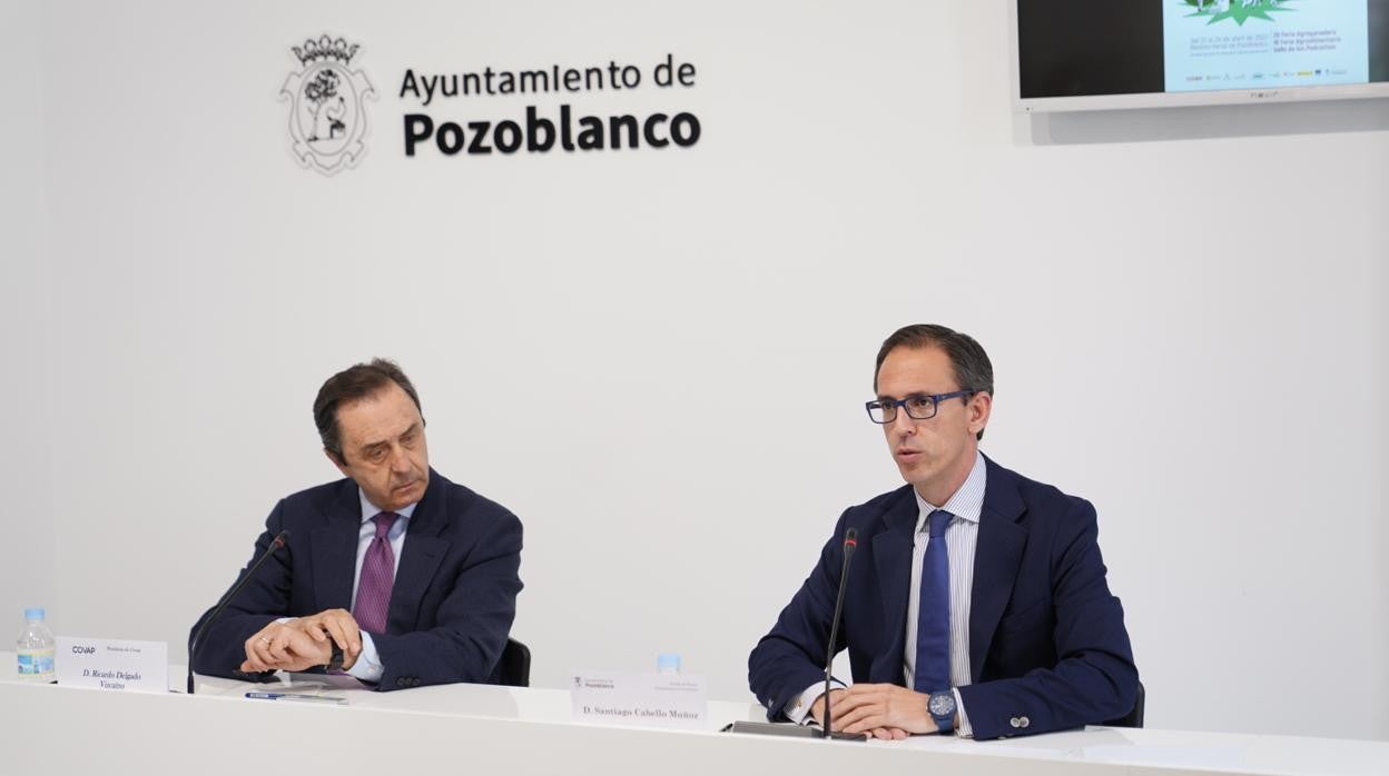 Ricardo Delgado junto a Santiago Cabello, ayer, en la presentación de la feria agroganadera