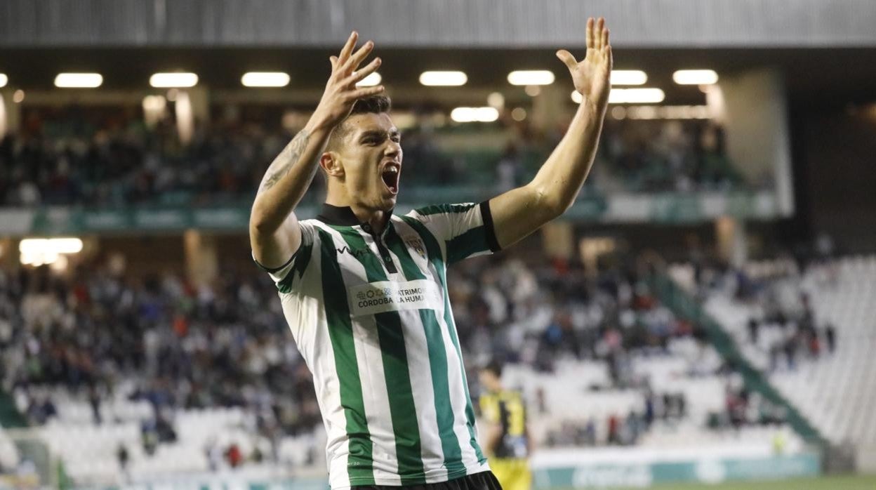 fuentes, uno de los jugadores destacados del Córdoba CF, celebra un gol en El Arcángel