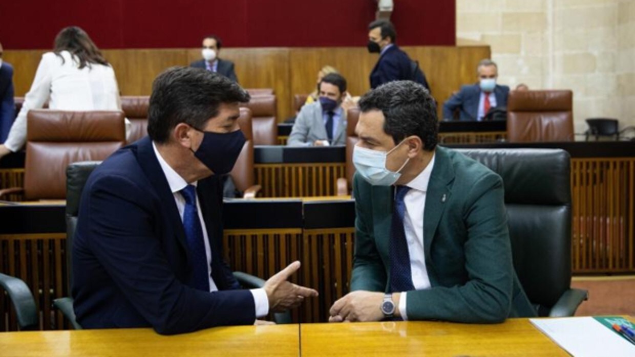 Juanma Moreno y Juan Marín conversan en el Parlamento andaluz