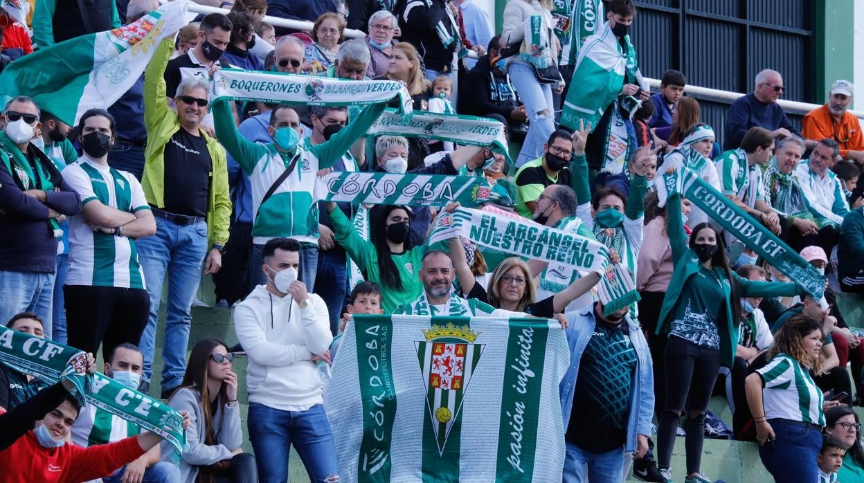 La afición blanquiverde presente en El Maulí de Antequera