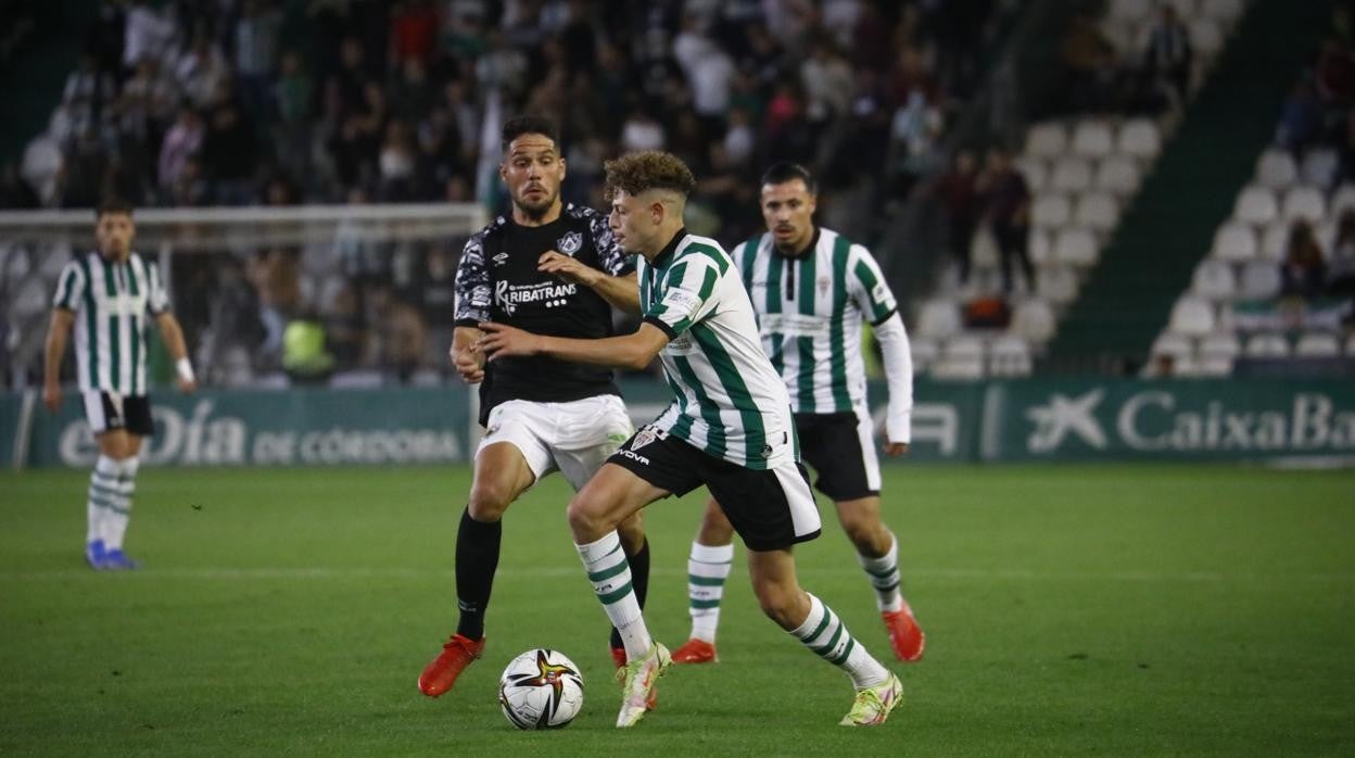 Simo conduce el balón ante un rival del Cacereño