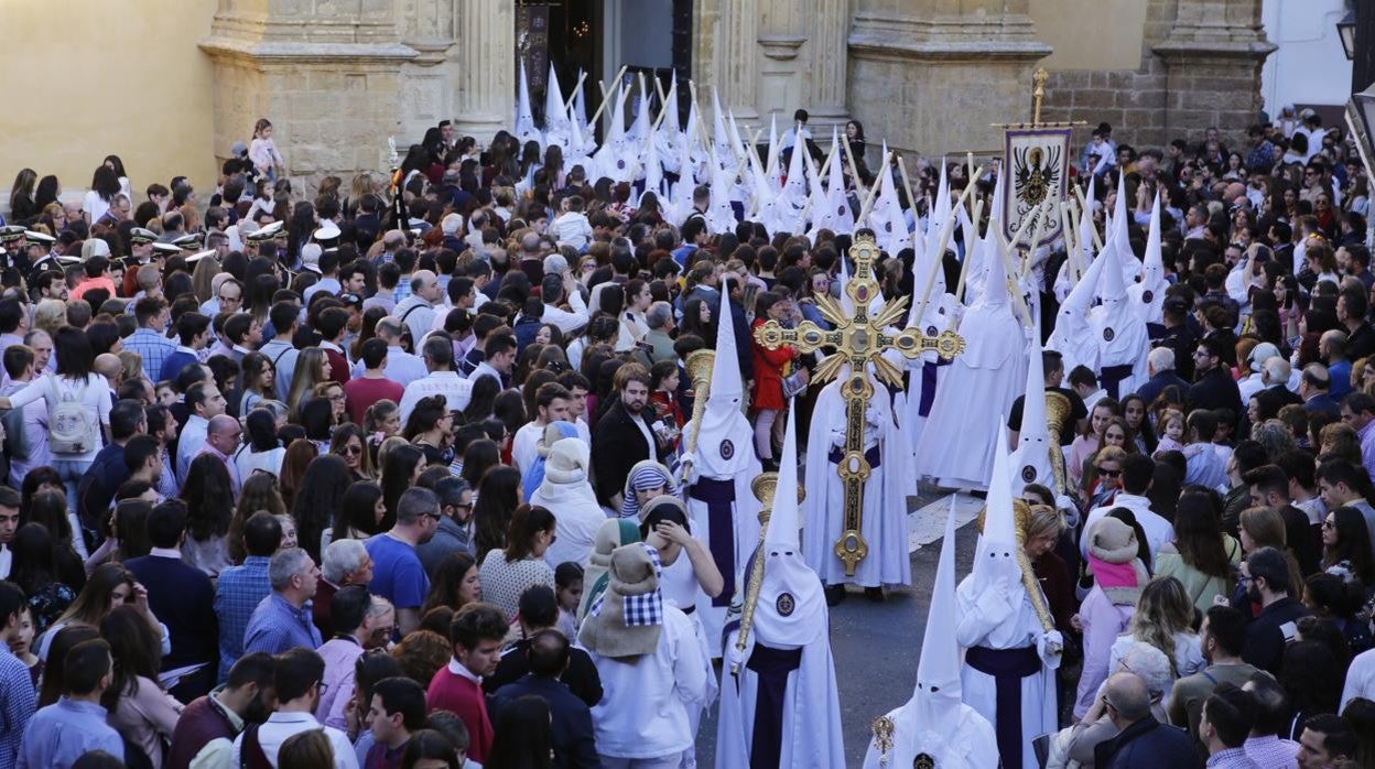 Nazarenos de la Misericordia saliendo de San Pedro