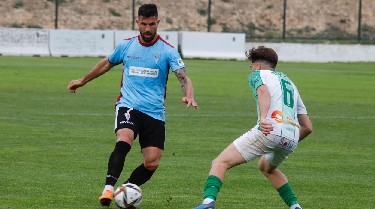 Willy conduce el balón durante un partido de la temporada