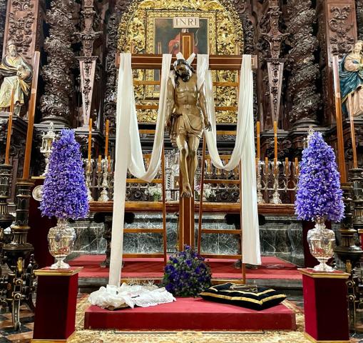 El Señor del Santo Sepulcro, en veneración sobre la cruz