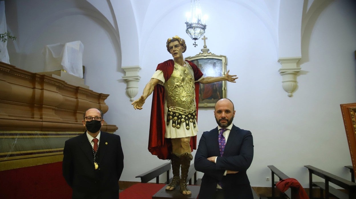 El hermano mayor y el autor de la figura de Poncio Pilato posan con la escultura