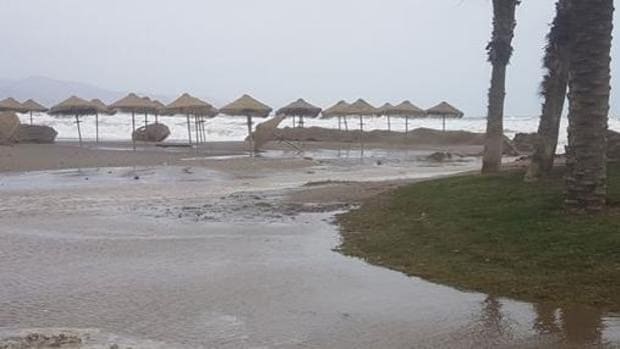 Un nuevo temporal golpea las playas de Málaga a pocos días de la Semana Santa