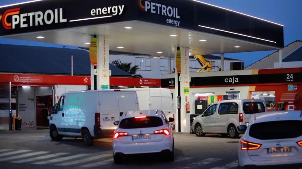 Estación de servicio en La Torrecilla en las primeras horas del día en que entró en vigor el decreto, el pasado viernes