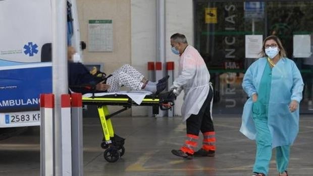 Caen contagios y tasa Covid pero suben los hospitalizados y muertos en Andalucía