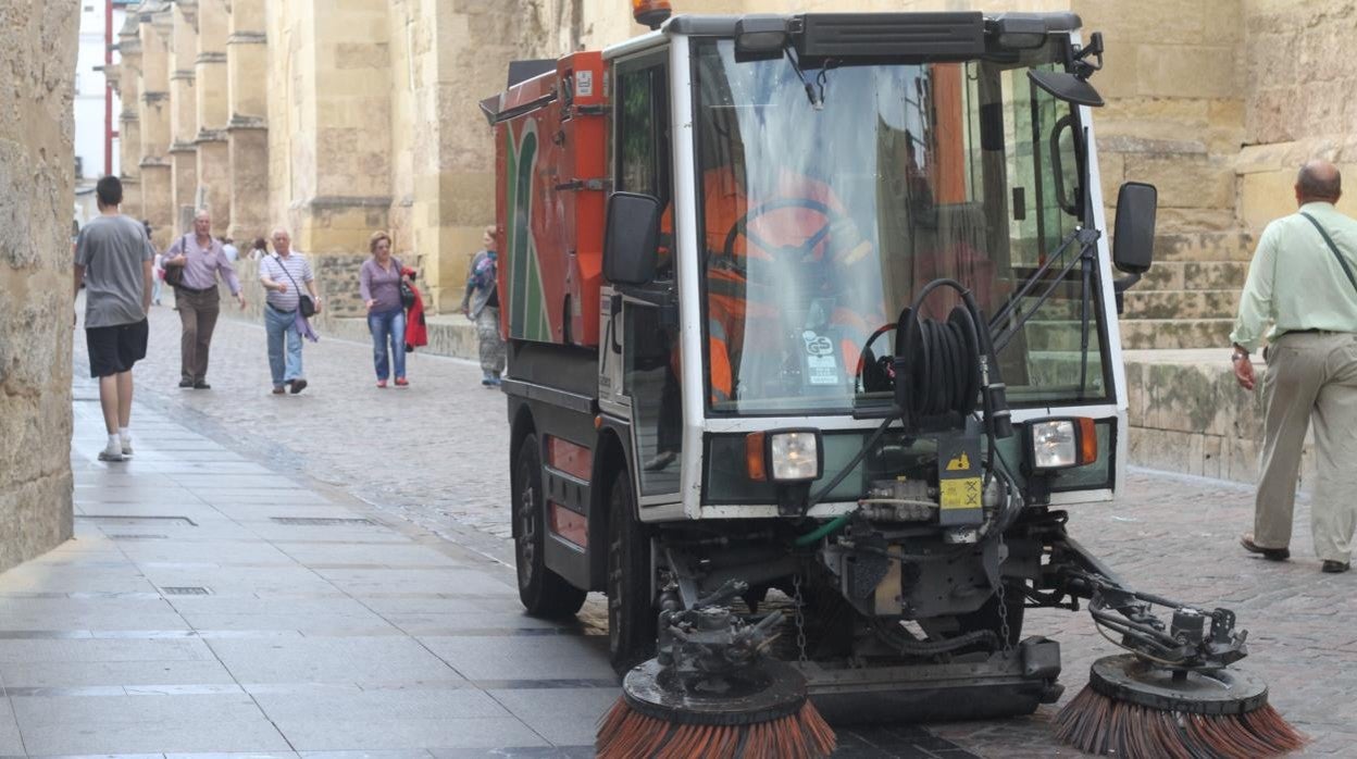 Vehículo de Sadeco en los alrededores de la Mezquita-Catedral de Córdoba